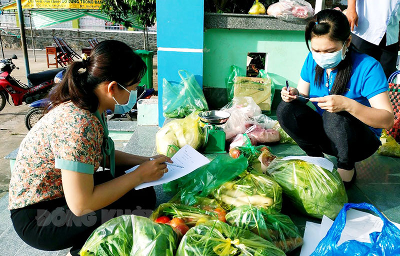 Hưng Khánh Trung A phát huy hiệu quả “Tổ mua hàng hóa giúp dân" Thành viên Tổ phụ trách chung xã Hưng Khánh Trung A phân chia hàng mua theo từng hộ dân.