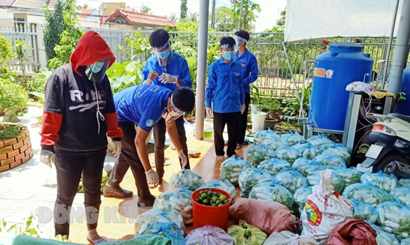 Đoàn viên Chợ Lách chuyển hàng nông sản hỗ trợ vùng dịch. Ảnh: CTV