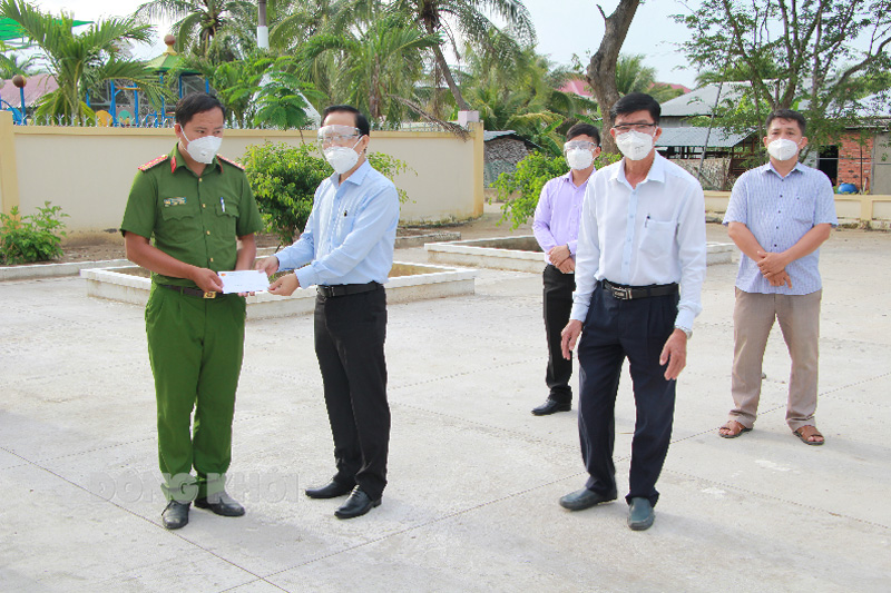 Phó chủ tịch Thường trực UBND tỉnh gửi tặng đồ bảo hộ, trang thiết bị y tế phục vụ công tác phòng, chống dịch Covid-19 cho huyện.