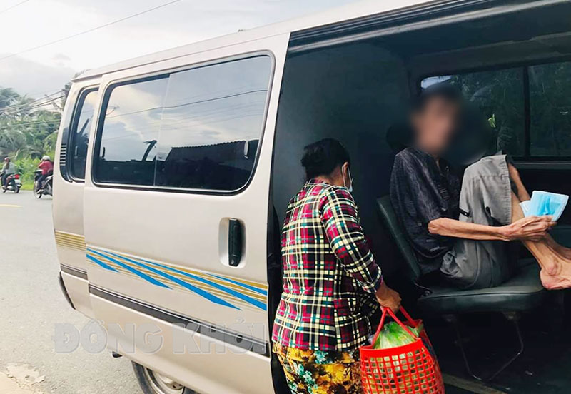 “Xe cấp cứu 0 đồng” chở bệnh nhân đi cấp cứu ở Bệnh viện Nguyễn Đình Chiểu. Ảnh: Diệu Hiền