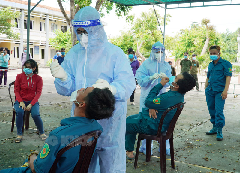 Test nhanh sàng lọc Covid-19 cho đối tượng làm nhiệm vụ phòng chống dịch