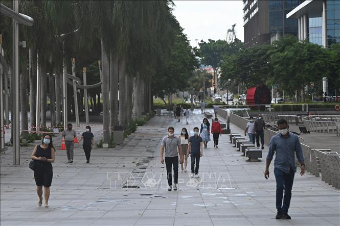 Người dân đeo khẩu trang phòng dịch COVID-19 tại Singapore ngày 14-5-2021. Ảnh: AFP/TTXVN