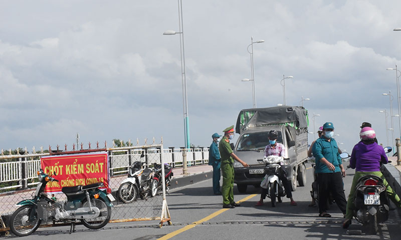 Các chốt kiểm soát dịch bệnh đảm bảo an toàn giao thông nhờ có sự phối hợp của các lực lượng công an, dân quân địa phương. Ảnh: Thu Huyền