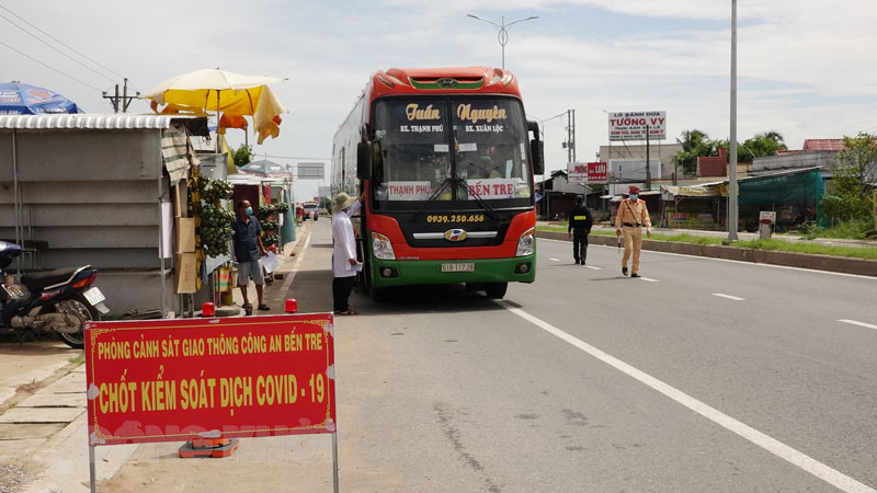 Chiến sĩ công an làm nhiệm vụ tại các chốt kiểm soát dịch Covid-19. Ảnh: Quang Duy