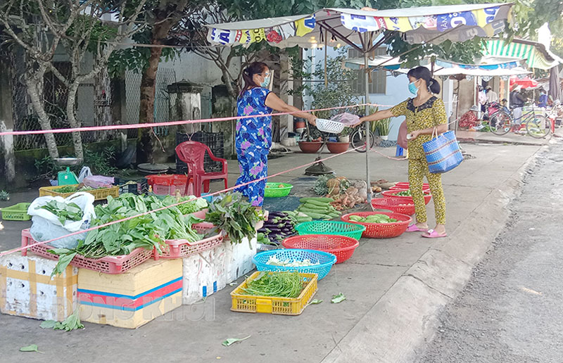 Các tiểu thương chợ xã Giao Long đeo kính giọt bắn phòng, chống dịch.
