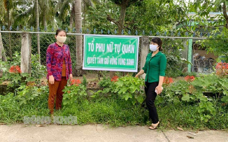 Trao bảng Phụ nữ tự quản quyết tâm giữ vững vùng xanh. Ảnh: Nguyễn Phạm.