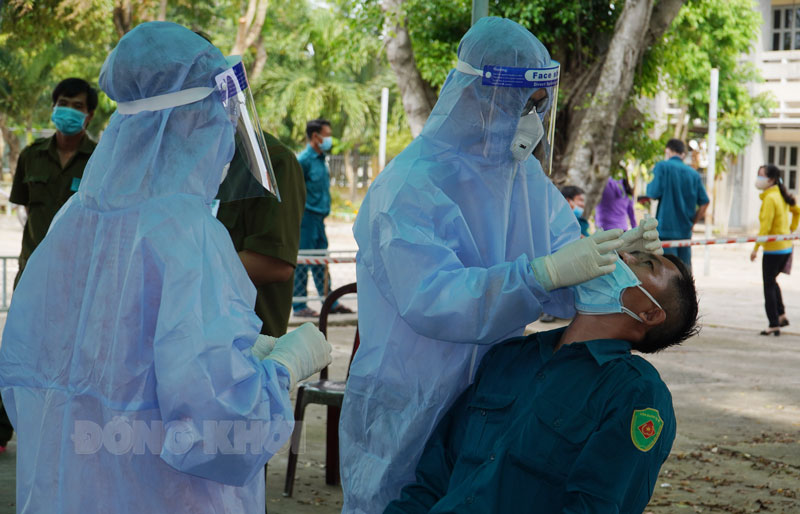 Đến 18 giờ ngày 19-8-2021, tỉnh có 1.455 ca mắc Covid-19 Test nhanh sàng lọc Covid-19 cho đối tượng làm nhiệm vụ phòng chống dịch.