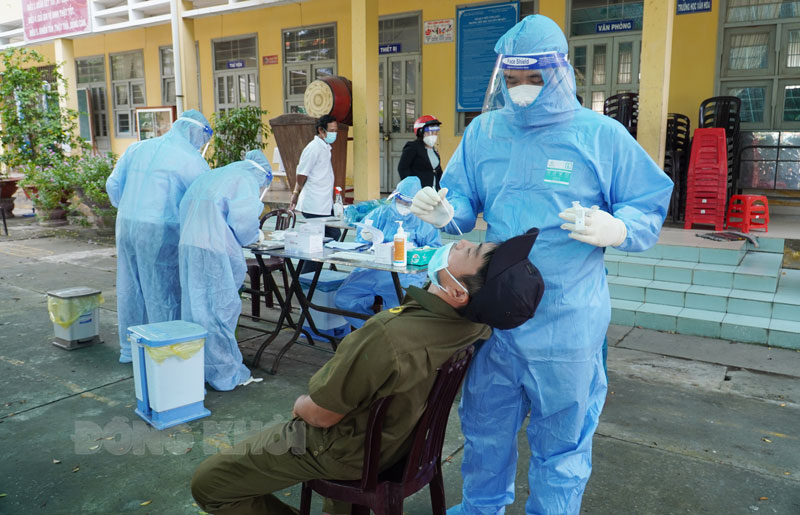 Test nhanh tầm soát Covid-19.