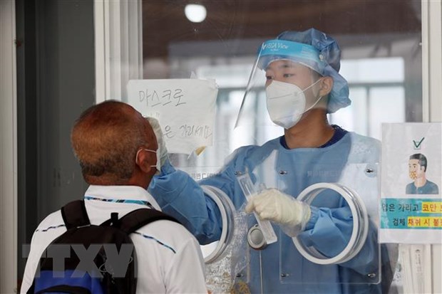Nhân viên y tế lấy mẫu xét nghiệm COVID-19 tại Seoul, Hàn Quốc. (Ảnh: Yonhap/TTXVN)