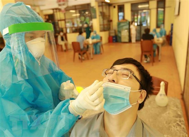 Nhân viên y tế quận Cầu Giấy, Hà Nội lấy mẫu xét nghiệm cho người dân. Ảnh: Vũ Sinh/TTXVN