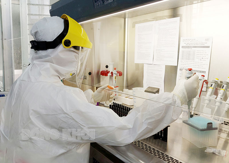 Cán bộ y tế Trung tâm Kiểm soát bệnh tật làm nhiệm vụ xét nghiệm.