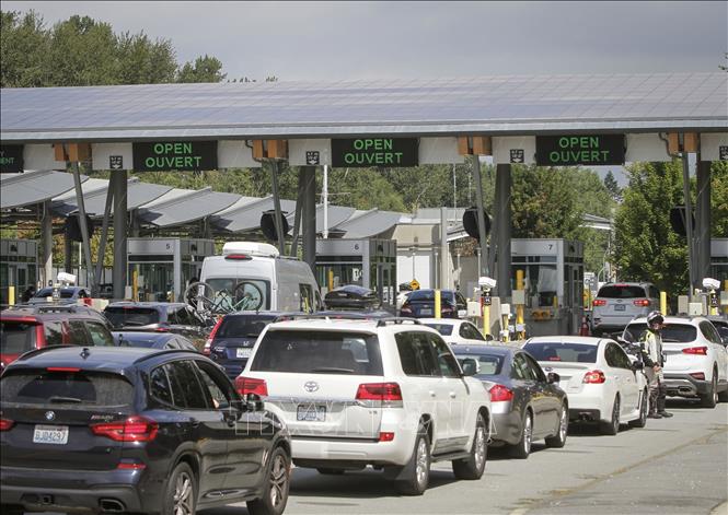 Các phương tiện xếp hàng chờ đi qua cửa khẩu Peace Arch, khu vực biên giới Mỹ - Canada ở Surrey, British Columbia (Canada), ngày 9-8-2021. Ảnh: THX/TTXVN