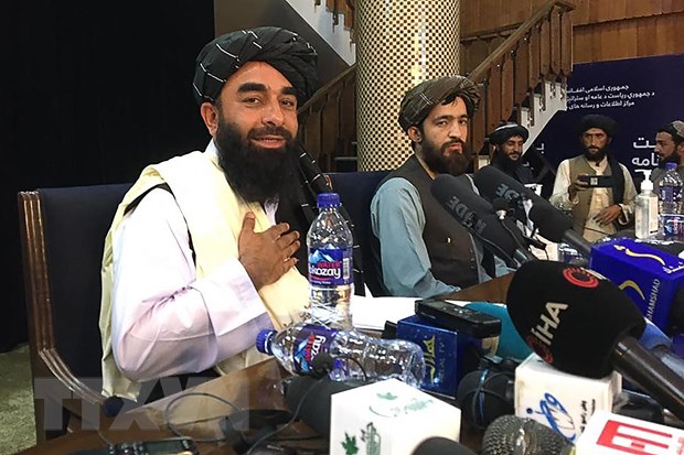 Phát ngôn viên của Taliban Zabihullah Mujahid (trái) tại cuộc họp báo ở Kabul, Afghanistan, ngày 17-8-2021. Ảnh: AFP/TTXVN