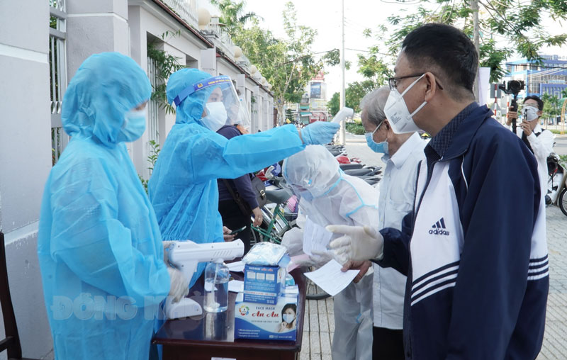 Đến 18 giờ ngày 20-8-2021, tỉnh có thêm 15 ca mới mắc Covid-19 Người dân TP. Bến Tre tham gia test nhanh sàng lọc.