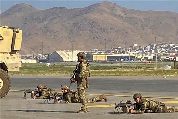 Binh sỹ Mỹ gác tại sân bay quốc tế ở Kabul, Afghanistan nhằm đảm bảo quá trình sơ tán các nhà ngoại giao, nhân viên Mỹ và công dân Afghanistan phục vụ cho các hoạt động của Mỹ ở quốc gia Tây Nam Á diễn ra an toàn, ngày 16-8-2021. (Ảnh: AFP/TTXVN)