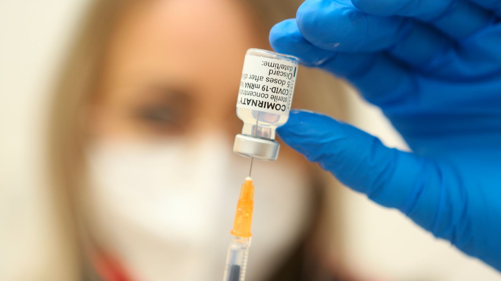 Hé lộ vắc-xin mRNA "cải tiến" có thể trị mọi biến thể COVID-19 Nhân viên y tế lấy vaccine COVID-19 của Pfizer vào xi-lanh trước khi tiêm ở Emsleben, Đức. Ảnh: AP