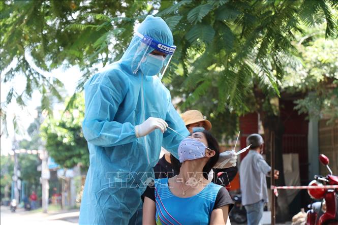 Ngày 21-8-2021, Việt Nam ghi nhận 11.321 ca nhiễm mới SARS-CoV-2, thêm 7.272 bệnh nhân khỏi bệnh Lấy mẫu xét nghiệm cho người dân ở khu vực nguy cơ. Ảnh: TTXVN