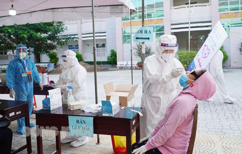 Người dân TP. Bến Tre tham gia test nhanh sàng lọc.