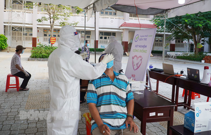 Người dân TP. Bến Tre tham gia test nhanh sàng lọc.