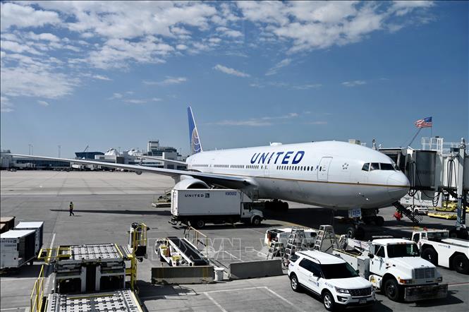 Máy bay của hãng hàng không United Airlines tại sân bay Denver, bang Colorado, Mỹ. Ảnh: AFP/TTXVN