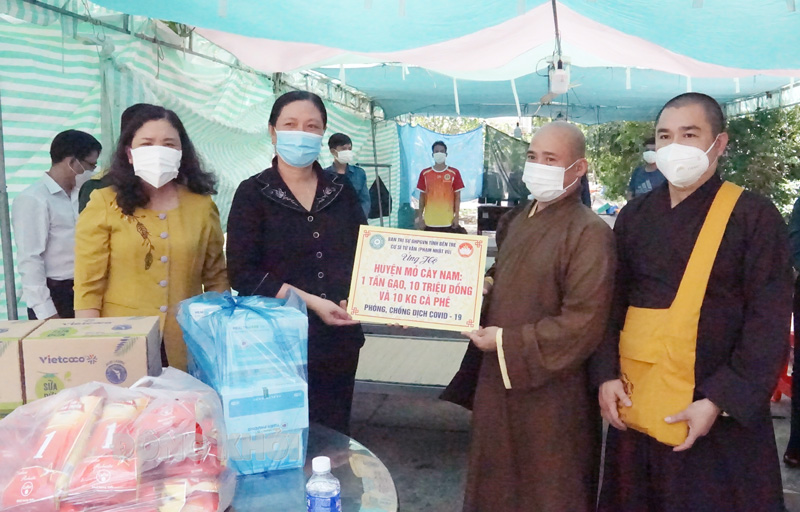 GHPG Việt Nam tỉnh cùng lãnh đạo tỉnh tặng quà tại các địa phương.