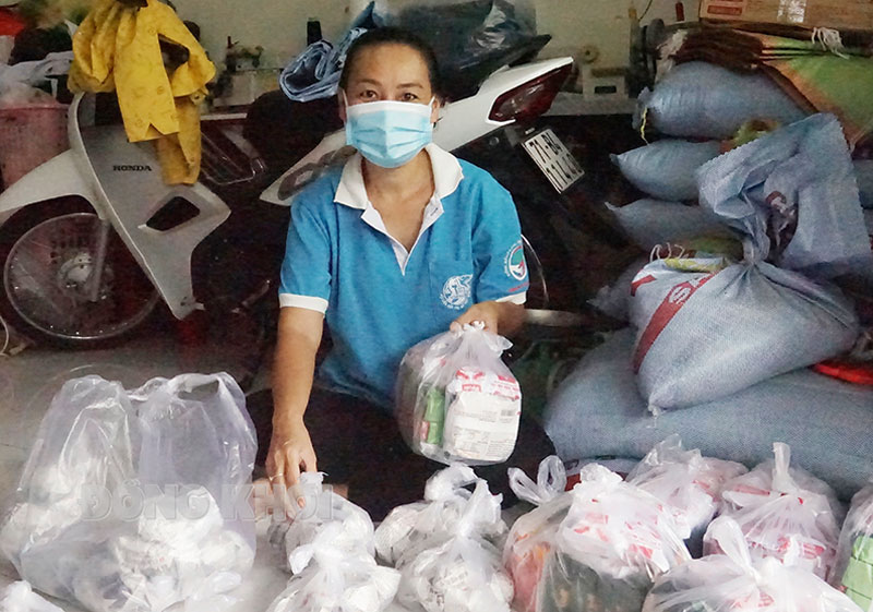 Gương tiêu biểu trong phòng chống dịch Covid-19 Chị Kiều Thị Thu Trang chuẩn bị các phần quà tặng cho những gặp hoàn cảnh khó khăn.