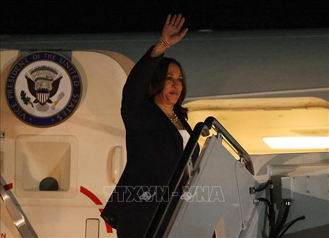 Phó tổng thống Mỹ Kamala Harris lên máy bay tại căn cứ Andrews ở bang Maryland, khởi hành chuyến thăm Singapore và Việt Nam ngày 20-8-2021. Ảnh: AFP/TTXVN