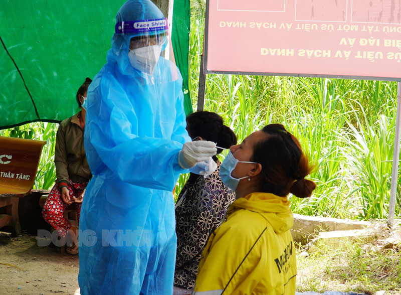 Đến 18 giờ ngày 22-8-2021, tỉnh có thêm 34 ca mới mắc Covid-19 Người dân xã Tân Trung tham gia test nhanh.