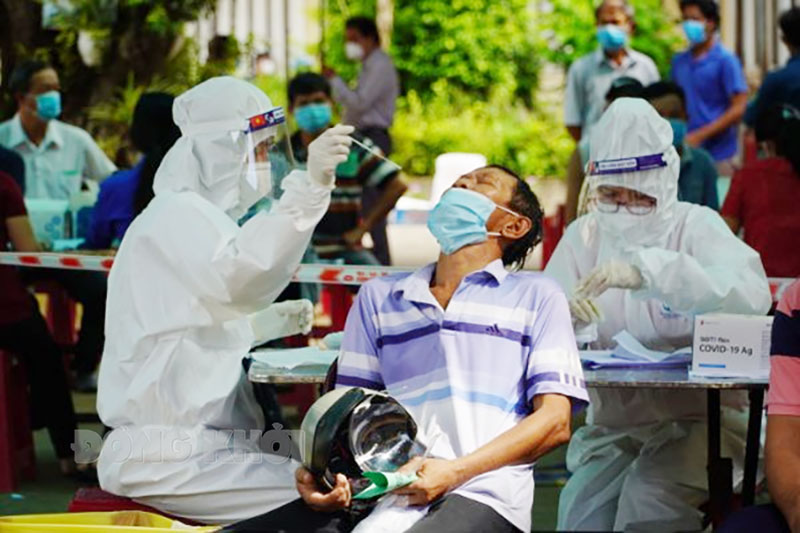 Người dân tích cực tham gia test nhanh để sàng lọc F0 trong cộng đồng.