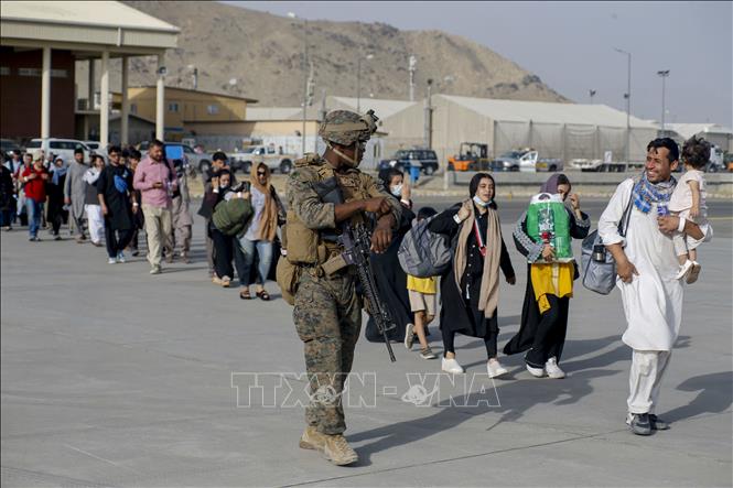 Binh sĩ Mỹ đảm bảo an ninh cho công tác sơ tán người dân tại sân bay quốc tế Hamid Karzai ở Kabul, Afghanistan ngày 18-8-2021. Ảnh: AFP/TTXVN