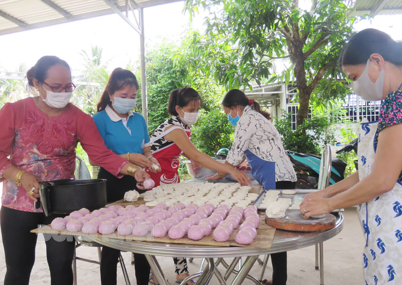 Công đoạn làm bánh còng, bánh cam.