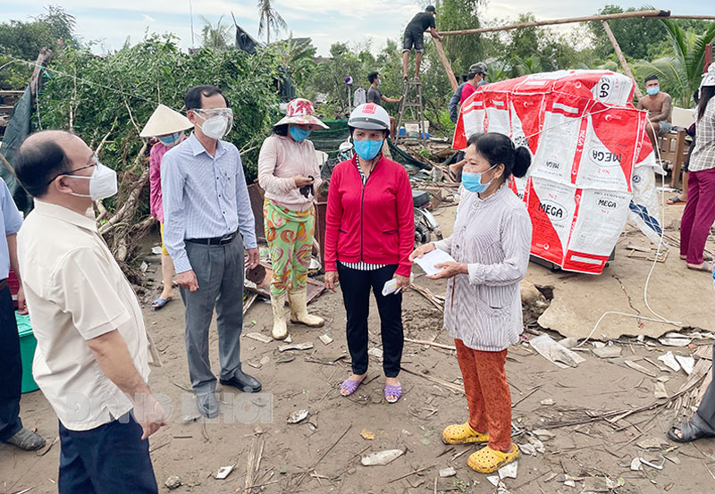 Phó chủ tịch UBND tỉnh Nguyễn Minh Cảnh thăm hỏi, tặng quà cho các hộ dân bị thiệt hại do thiên tai.