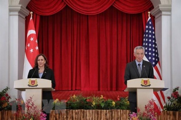 Mỹ và Singapore khẳng định đang bước vào những lĩnh vực hợp tác mới Thủ tướng Singapore Lý Hiển Long (phải) và Phó tổng thống Mỹ Kamala Harris tại cuộc họp báo ở Singapore. Ảnh: The Straits Times/TTXVN