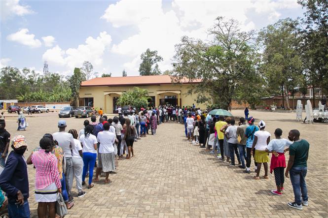Người dân xếp hàng chờ tiêm vaccine ngừa COVID-19 tại Kigali, Rwanda ngày 23/8/2021. Ảnh: THX/TTXVN