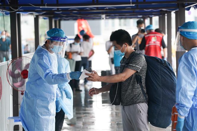 Kiểm tra các thông tin cá nhân và mã sức khỏe của hành khách tại một nhà ga ở Nam Kinh, Trung Quốc, ngày 23-8-2021. Ảnh: THX/TTXVN