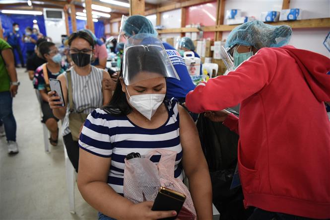 Tiêm vaccine ngừa COVID-19 cho người dân tại Manila, Philippines ngày 15-7-2021. Ảnh: AFP/TTXVN