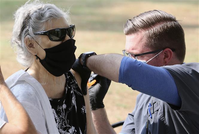 Tiêm vaccine ngừa COVID-19 cho người dân tại California, Mỹ ngày 19-8-2021. Ảnh: THX/TTXVN