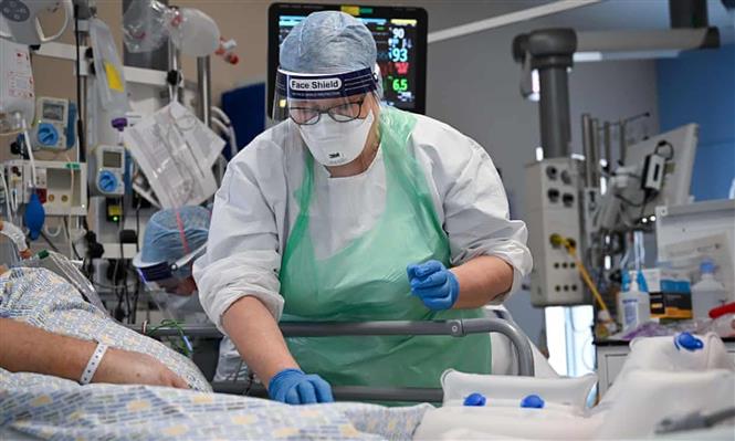  Điều trị cho bệnh nhân COVID-19 tại bệnh viện Hoàng gia Papworth ở Cambridgeshire, Anh. Ảnh: Getty Images/TTXVN