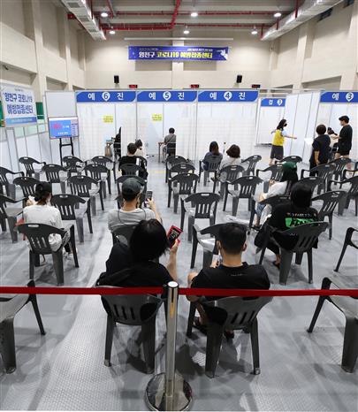 Một điểm tiêm vaccine ngừa COVID-19 tại Seoul, Hàn Quốc ngày 21-8-2021. Ảnh: Yonhap/TTXVN