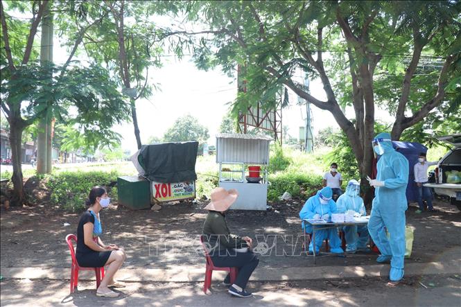 Cả ngày 24-8-2021, Việt Nam có 10.811 ca nhiễm mới SARS-CoV-2, thêm 275.085 liều vaccine được tiêm Lấy mẫu xét nghiệm cho người dân sàng lọc ca nhiễm SARS-CoV-2. Ảnh: TTXVN