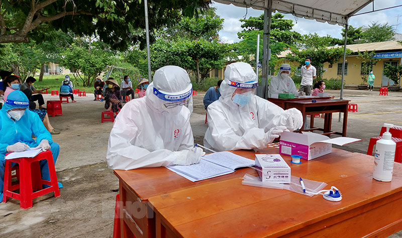 Đến 18 giờ ngày 24-8-2021, tỉnh có thêm 14 ca mắc Covid-19 Cán bộ y tế làm nhiệm vụ xét nghiệm tại Ba Tri.