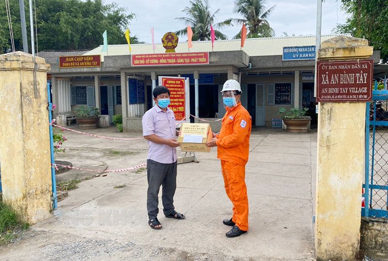 Điện lực Ba Tri chung tay phòng, chống dịch Covid-19 Giám đốc Điện lực Ba Tri Nguyễn Chí Thanh đã đến trao quà tại UBND xã An Bình Tây.