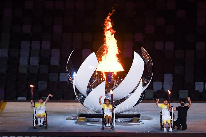 Ngọn đuốc Paralympic được thắp sáng tại Lễ khai mạc Paralympic Tokyo 2020 ở Tokyo, Nhật Bản, ngày 24-8-2021. Ảnh: THX/TTXVN