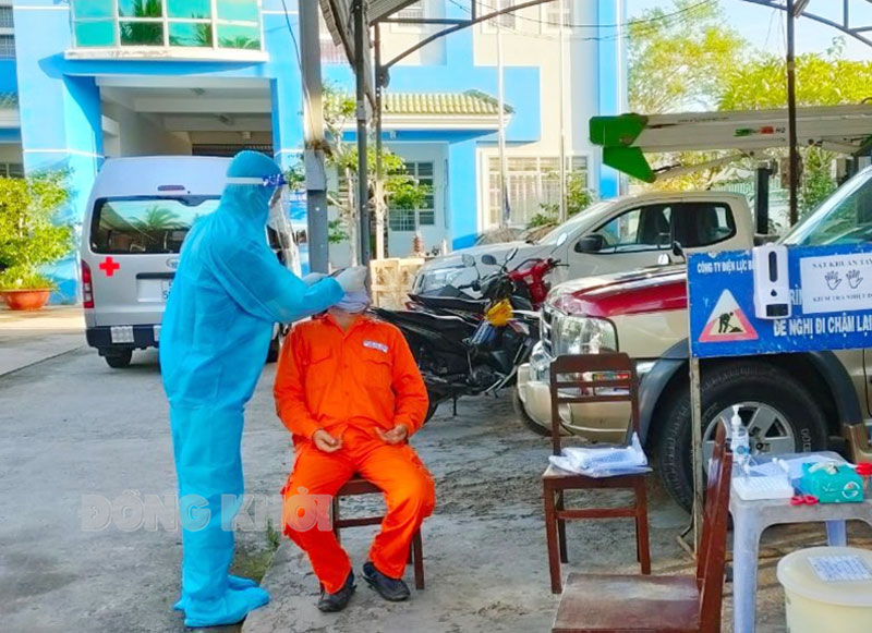 Điện lực Mỏ Cày Nam test nhanh Covid-19 cho công nhân viên Thực hiện test nhanh cho công nhân viên.