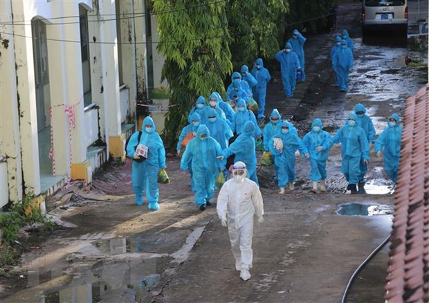 Lực lượng chức năng tỉnh Cà Mau đưa 83 ca F1 đi cách ly tập trung tại Trường Cao đẳng Cộng đồng. Ảnh: Huỳnh Anh/TTXVN