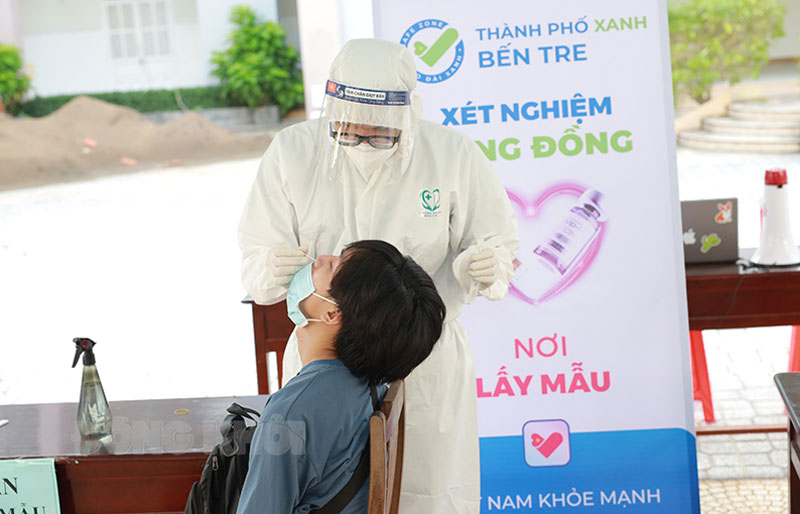 Các huyện, thành phố đẩy nhanh tiến độ test nhanh cho người dân. 