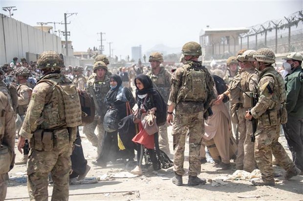 Binh sĩ của Anh và Mỹ gác tại sân bay Kabul (Afghanistan), ngày 21-8-2021. Ảnh: AFP/TTXVN