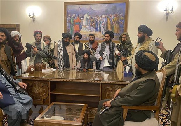 Các chỉ huy Taliban kiểm soát Phủ Tổng thống Afghanistan tại Kabul, ngày 15-8-2021. Ảnh: AP/TTXVN