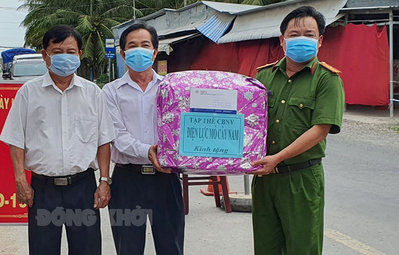 Điện lực Mỏ Cày Nam thăm hỏi lực lượng tuyến đầu chống dịch Covid-19 Trao quà chốt huyện Mỏ Cày Nam tiếp giáp huyện Thạnh Phú (xã Hương Mỹ).