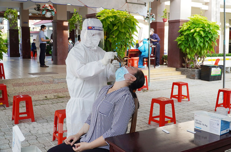 Đến 18 giờ ngày 25-8-2021, tỉnh có thêm 3 ca mắc Covid-19 Người dân TP. Bến Tre tham gia test nhanh tầm soát cộng đồng.